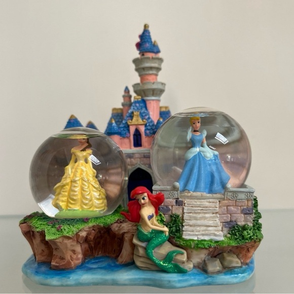 Disney Castle Small SnowGlobe - Picture 4 of 6